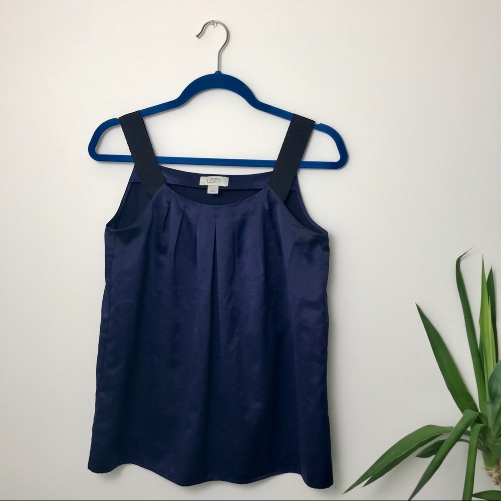🔥Ann Tailor LOFT Navy Satin Pleated Tank Top 💙💜